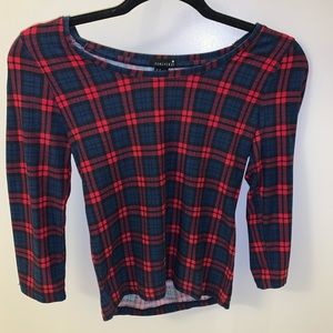 Tight T-shirt. Semi cropped.